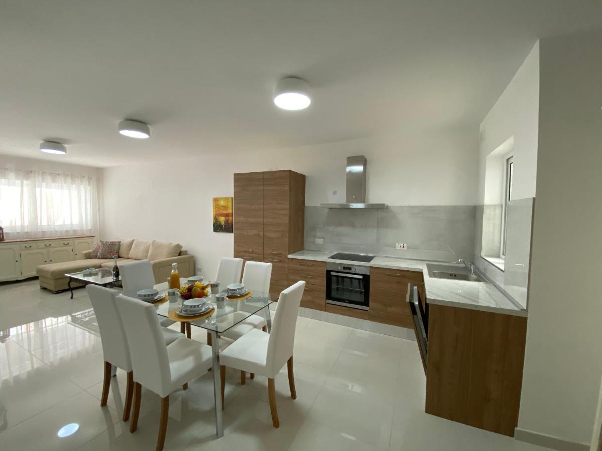 Apartment Sunshine - Modern Three Bedroom Ground Floor With Yard