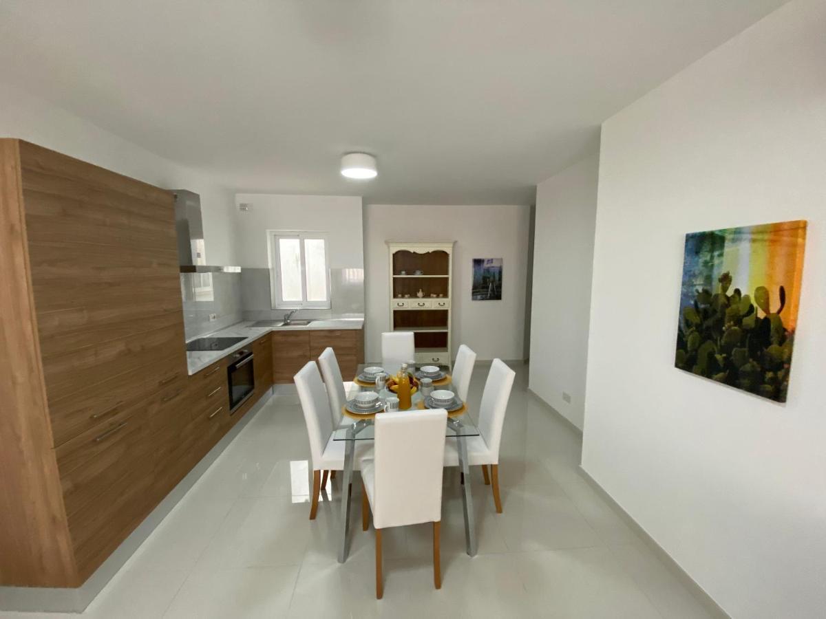 Apartment Sunshine - Modern Three Bedroom Ground Floor With Yard