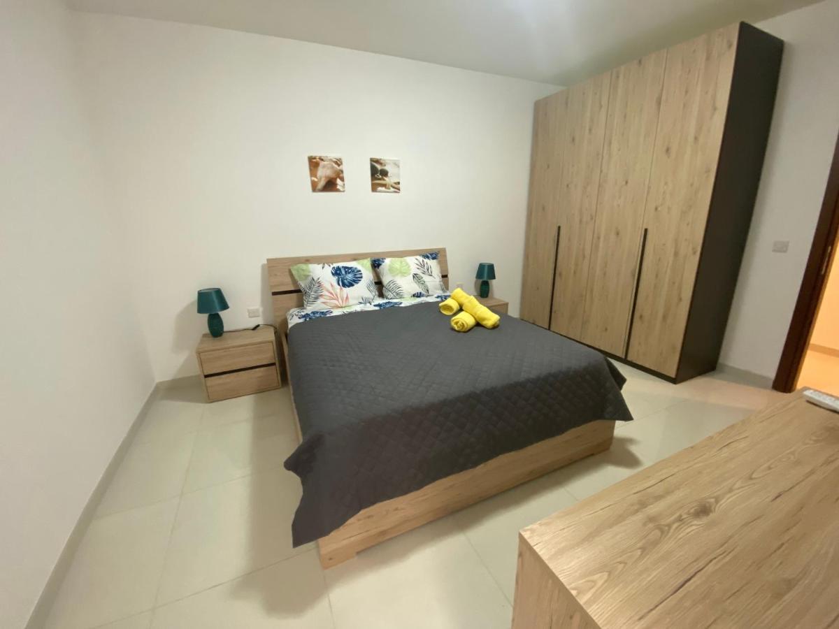 Sunshine - Modern Three Bedroom Ground Floor With Yard *